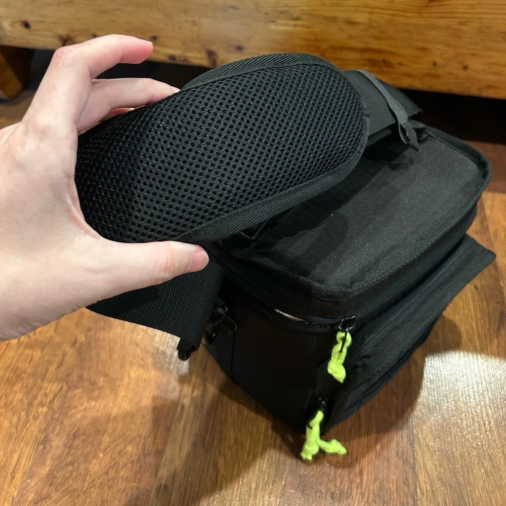 NWT Nike Cube Square Insulated Lunch Bag Black Yellow Shoulder Strap - Picture 3 of 8